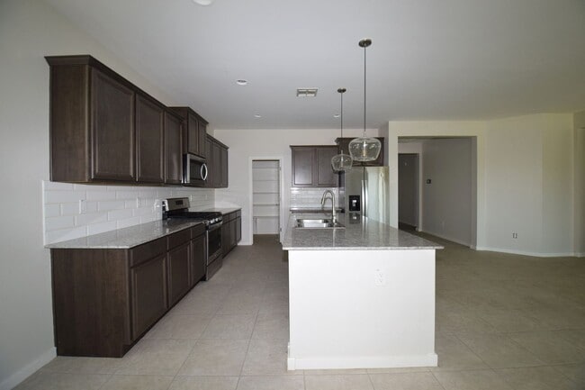 Building Photo - Impressive 4 bed 3 bath Circle Cross Home!