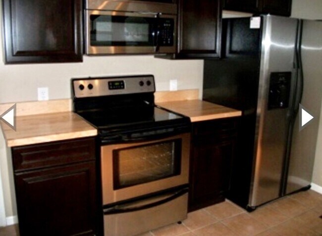 Building Photo - LARGE, 5 BD/2 BA house, near campus!