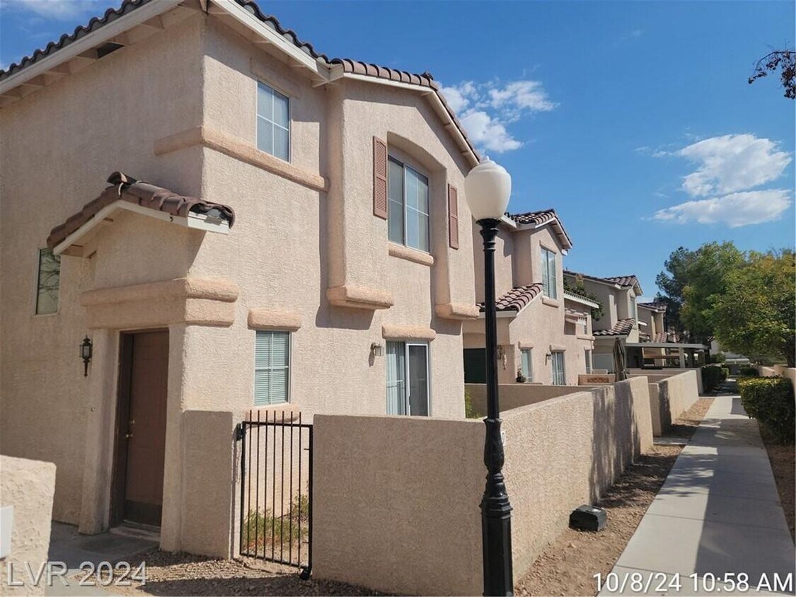 Primary Photo - CHARMING 3-BEDROOM TOWNHOME ON SOUTH END O...