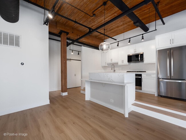 Building Photo - 1725 W North Ave