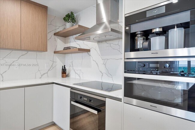 Building Photo - 2301 Collins Ave