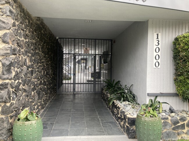 Building Photo - 13000 Valleyheart Dr