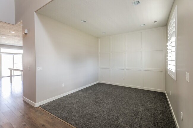 Building Photo - 1162 W Beacon Way