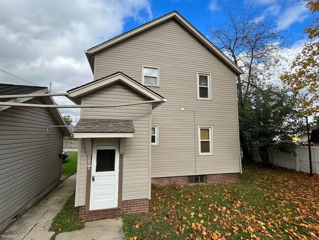 Building Photo - 2 br, 1 bath Duplex - 111 1/2 W 12th St