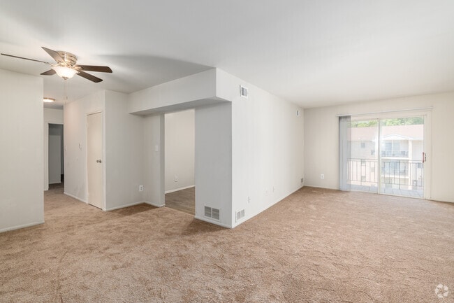 3BR, 2BA - 1,352F - Living Room - Orchard Hills