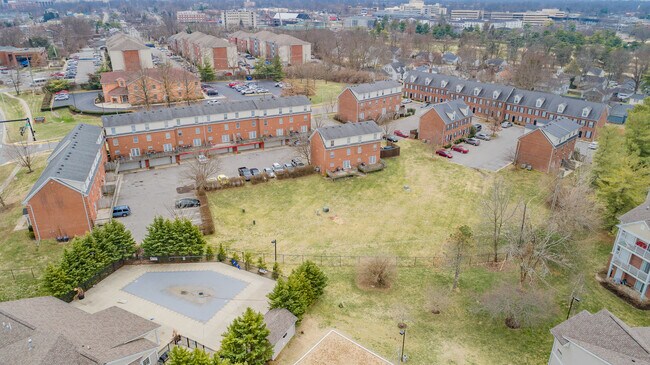 Foto del edificio - Red Mile Square Townhomes