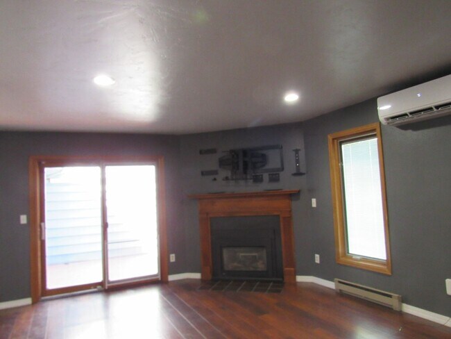 Foto del edificio - Secluded Eastside Townhome W/Double Garage