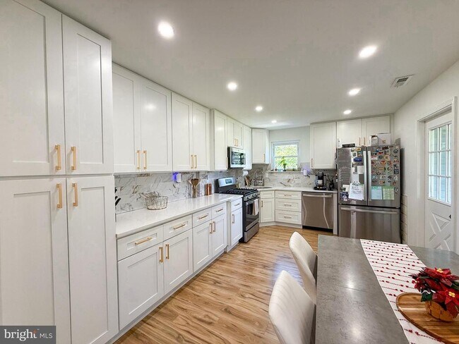 Foto del edificio - 3300 Johns Ct