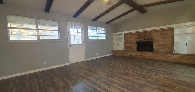 Foto del edificio - LOVELY 3 bedroom 2 bath home COMING SOON!