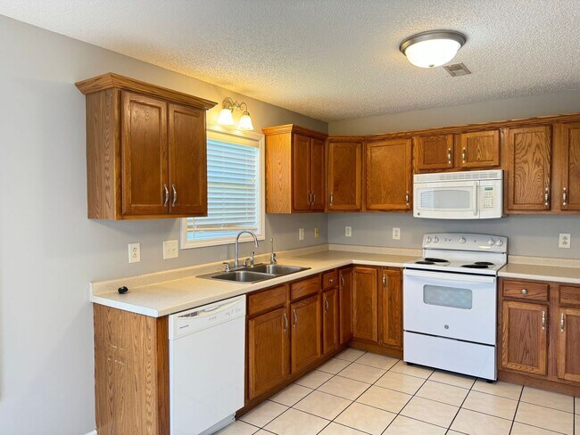 Foto del edificio - Almost 2000 sq.ft! Super Nice & Clean! 3 B...