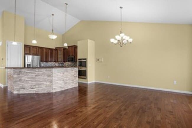 Building Photo - 6855 Kensington Dr