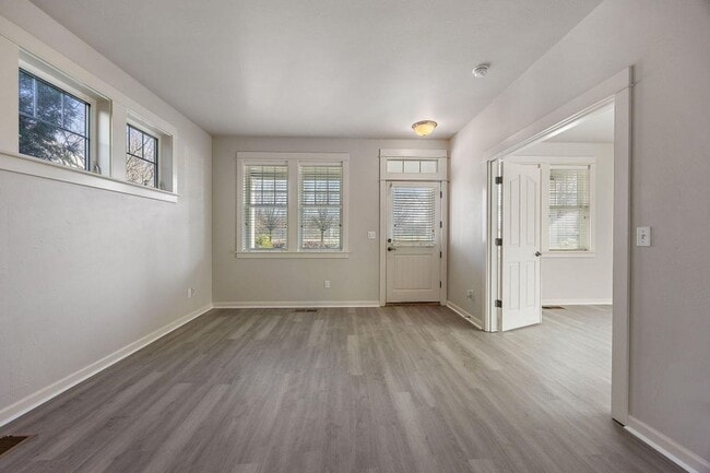 Building Photo - Four bedroom home for lease in the Riverwalk Neighborhood Ashland, Oregon