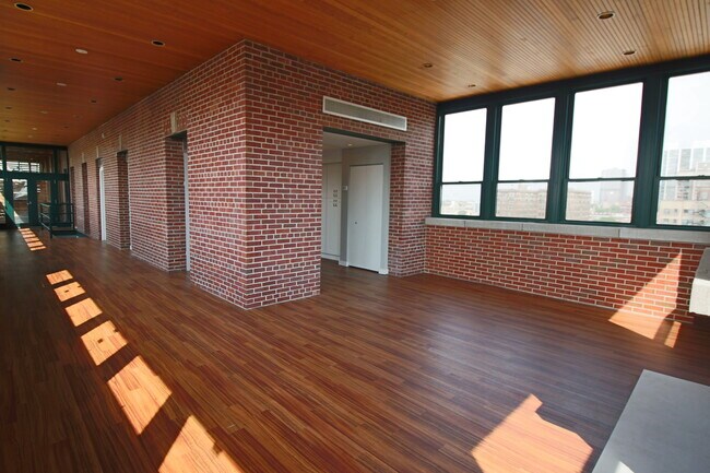 Building Photo - 520 W Wellington Ave