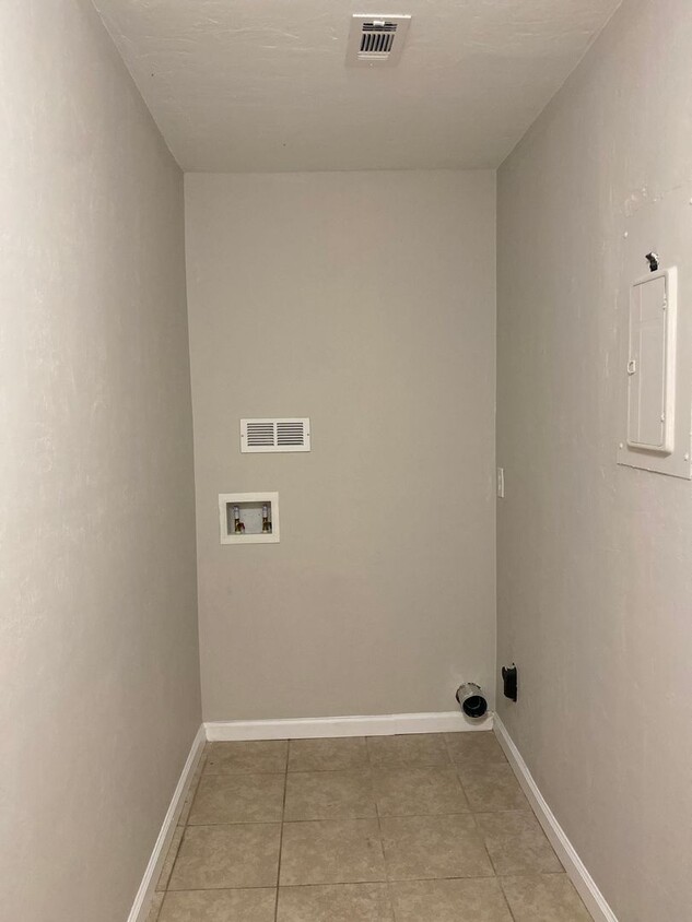 Foto principal - 4 BEDROOM 2 BATH SOUTHSIDE AVAIL 4/07/25