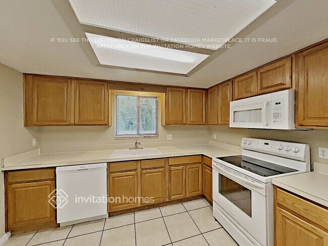 Foto del edificio - 1360 Sterling Oaks Dr