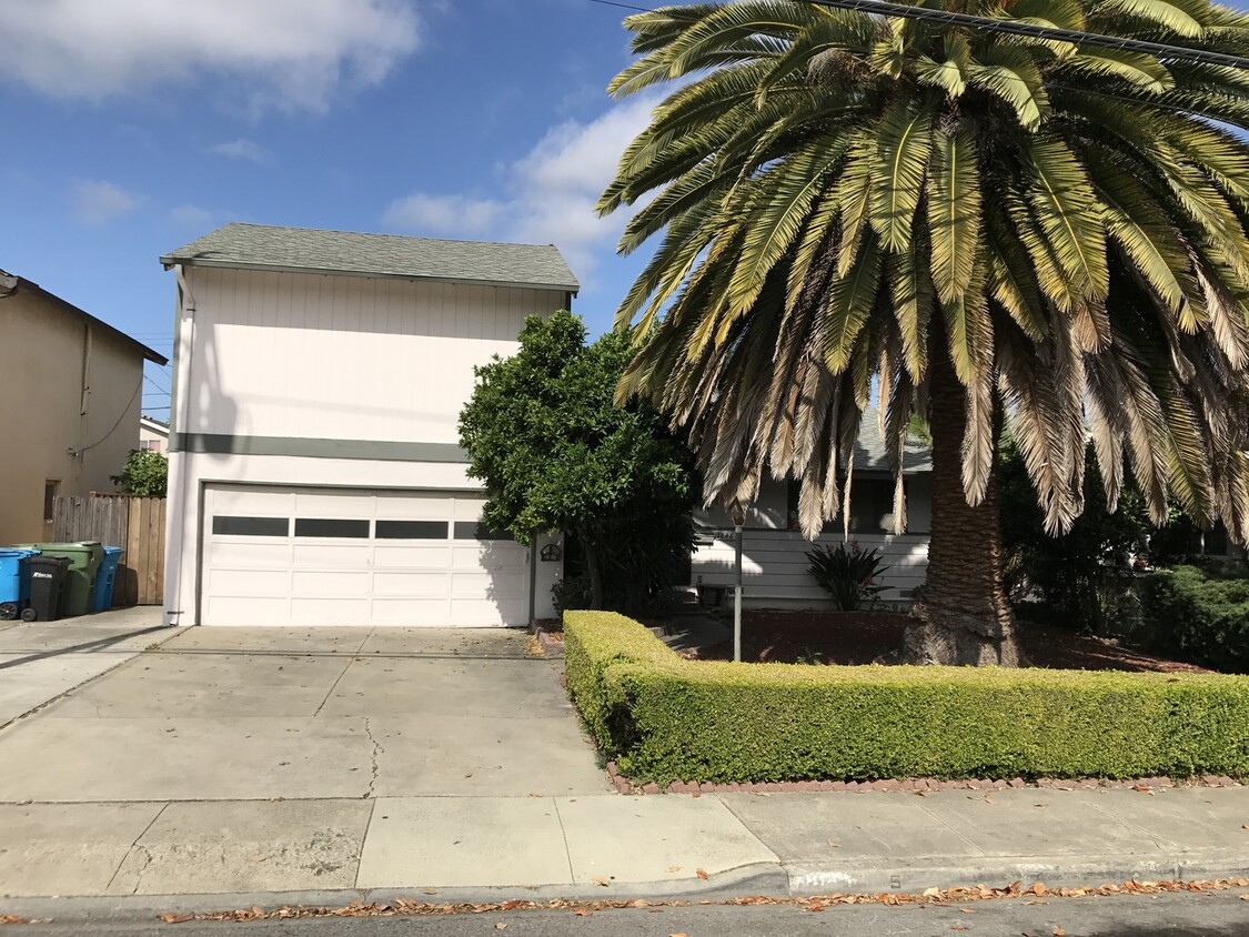 Primary Photo - Beautiful House with Hardwood Floors & Gra...