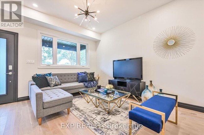 Building Photo - 922 Logan Ave