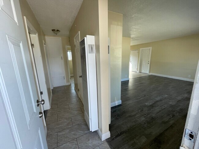 Foto del edificio - 833 W Walnut Ave