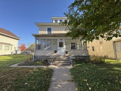 Foto del edificio - "Charming 4-Bed Upper Level Retreat with Hardwood Elegance in (Powderhorn) Minneapolis!"