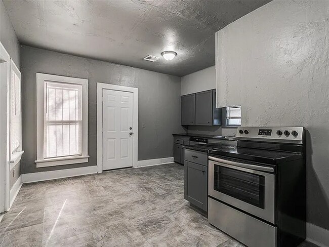 Building Photo - N. McKinley Ave - Triplex
