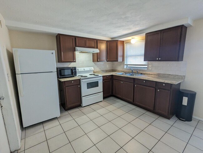 Building Photo - Open floor plan! 2 Bed 1.5 Bath 948 Sq. Ft...