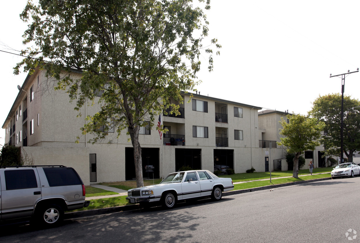 13016 Roselle Apartaments - 13016 Roselle Apartments