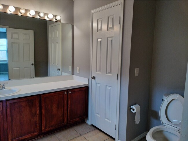 Foto del edificio - 14930 Sugarhollow Dr