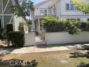 Building Photo - 428 N Hollywood Way