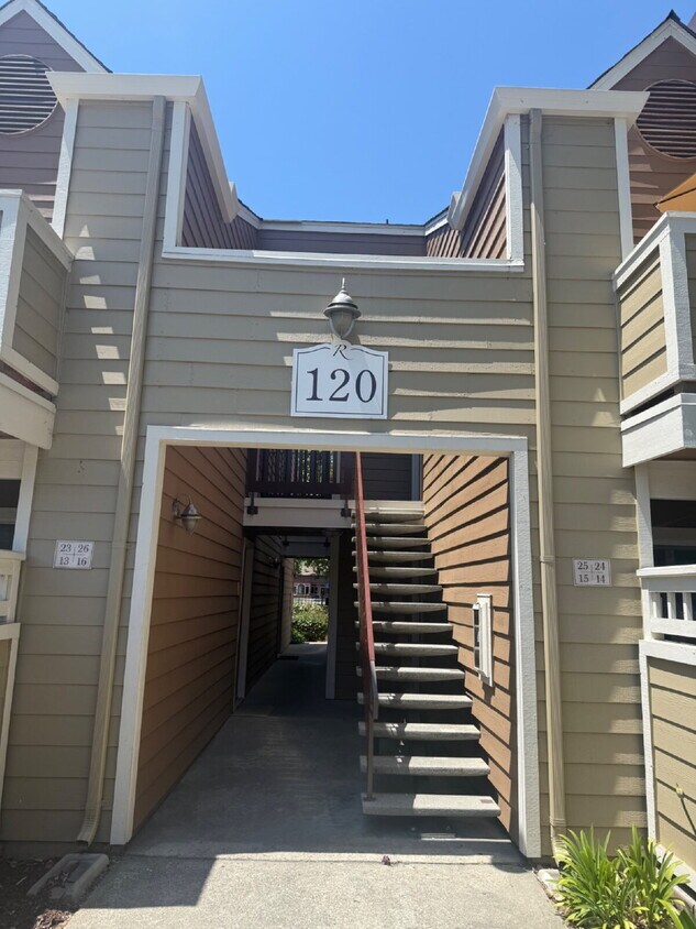Foto principal - Beautiful 2 Bed, 1 Bathroom Lower-Level Co...