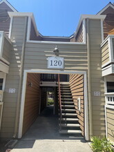 Building Photo - 120 Reflections Dr