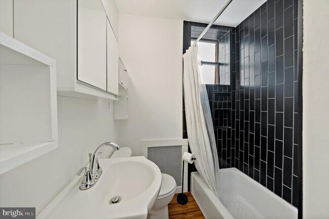 Foto del edificio - 2400 S Hutchinson St