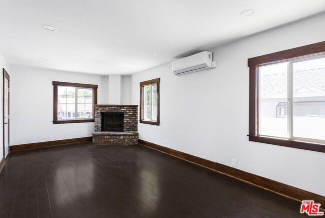 Building Photo - 4133 Clayton Ave W