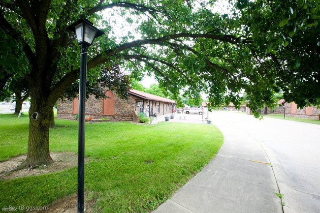 Building Photo - 2 br, 1 bath  - Rivergreen Apartments