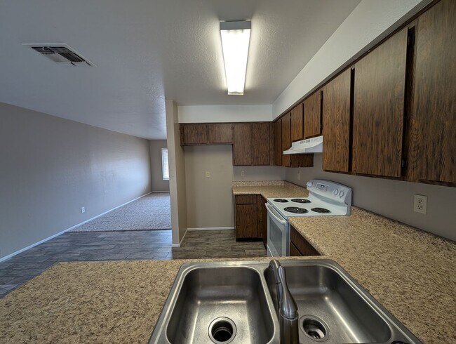 Building Photo - 3 bedroom 2 Bathroom Home