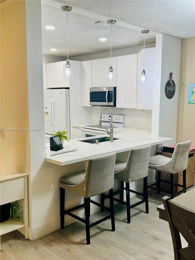 Foto del edificio - 16213 Emerald Cove Rd