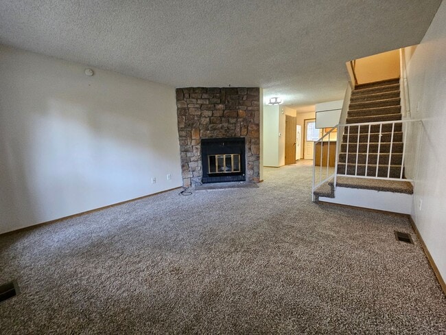 Foto del edificio - Spacious 2 Bed Townhome w/ Fenced Yard & N...