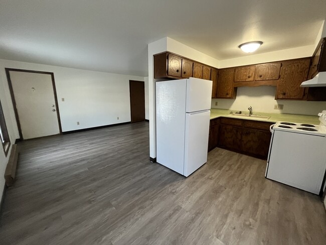 Building Photo - 2421 Camelot Blvd