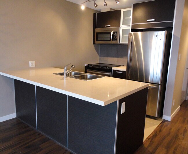 Photo du bâtiment - 308-9981 Whalley Boulevard