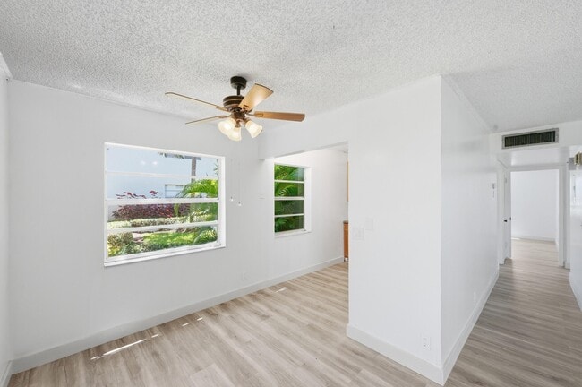 Building Photo - 452 Normandy Ln