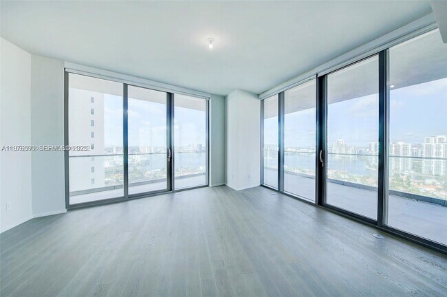 Foto del edificio - 18975 Collins Ave