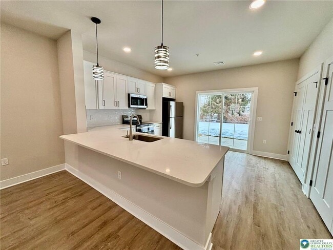 Building Photo - 1411 Greenview Dr