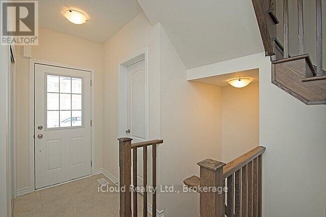 Building Photo - 1646 Gainer Cres