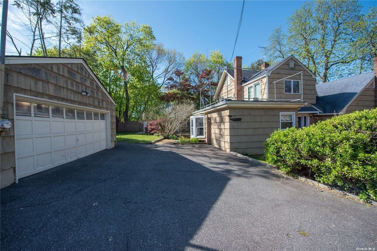 2 Motts Ln, Glenwood Landing, NY 11547 House Rental in Glenwood