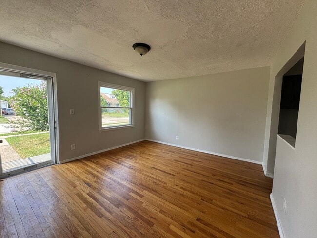 Building Photo - Gorgeous 3 bed 2 bath Eastpointe bungalow ...