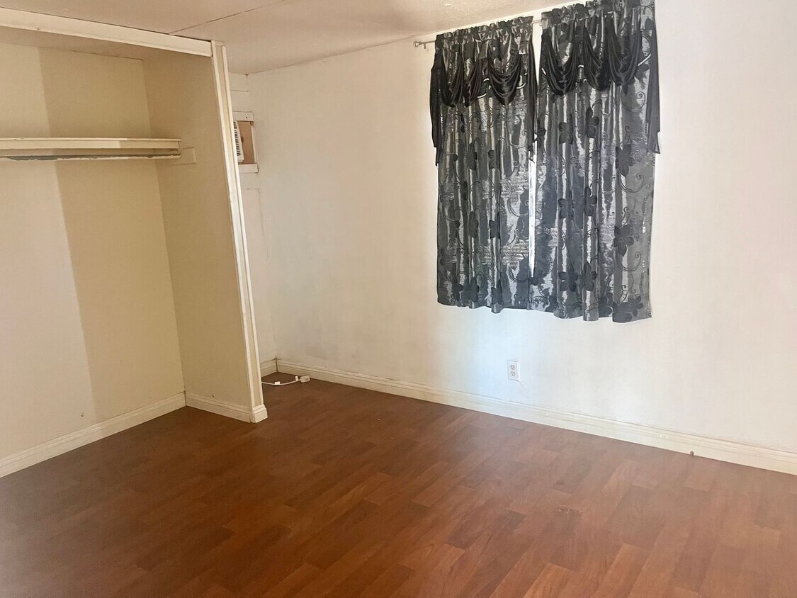Building Photo - Manufactured home for rent.