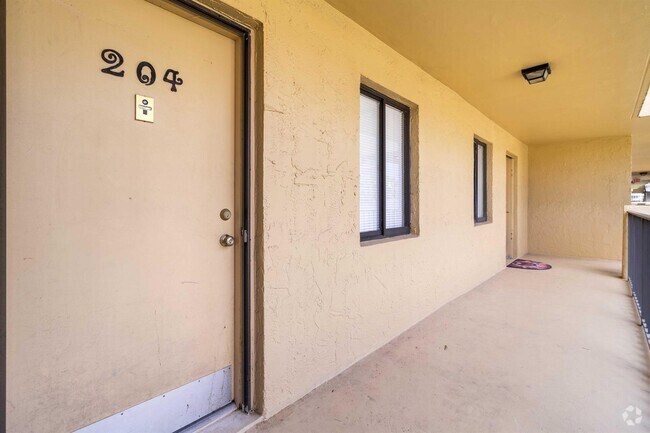 Building Photo - 2820 Tennis Club Dr