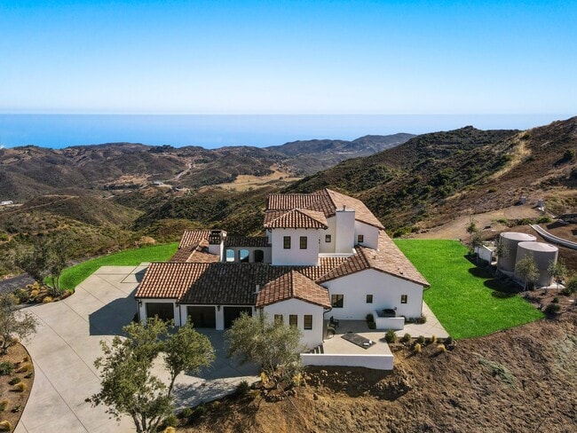 Building Photo - Ultra-Private 5Bed 6Bath Malibu Estate wit...