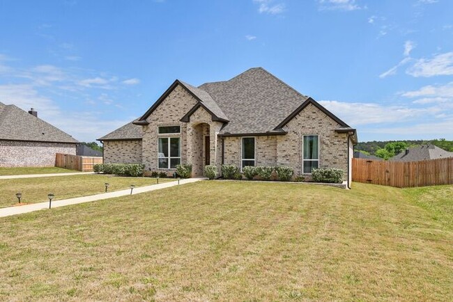 Building Photo - Stunning 4 Bed 2 Bath!