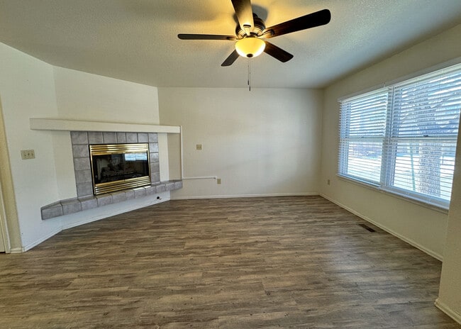 Foto del edificio - 6913 Yellowpine Dr