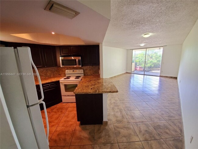 Foto del edificio - 8363 Lake Dr